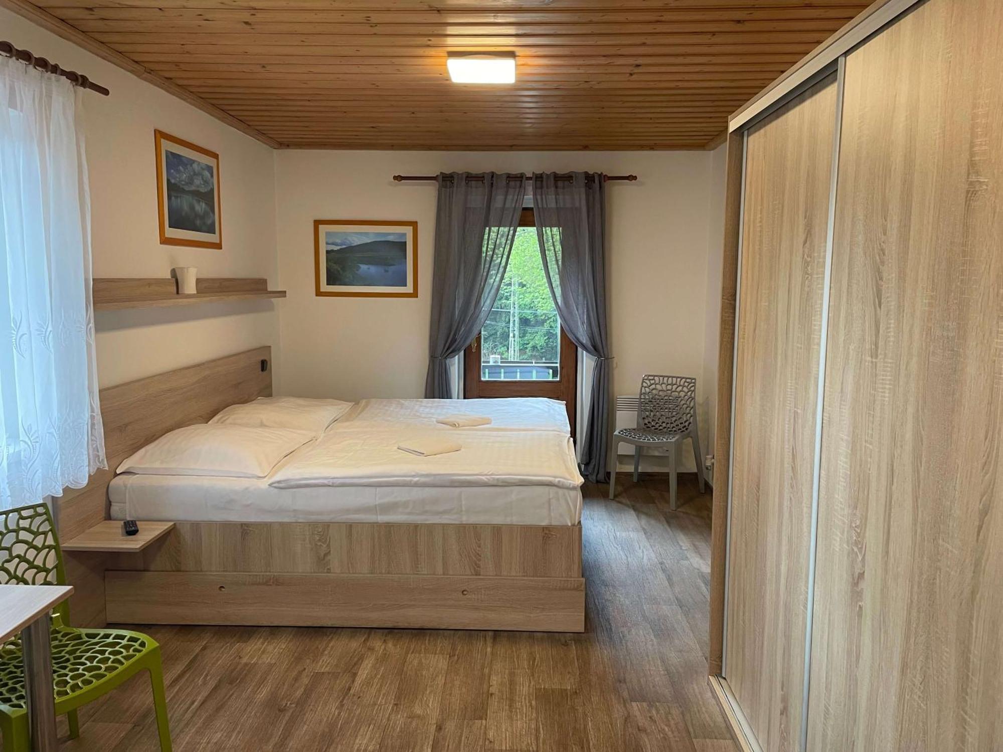 Penzion Hubert Mikulov v Krusnych Horach Exteriör bild
