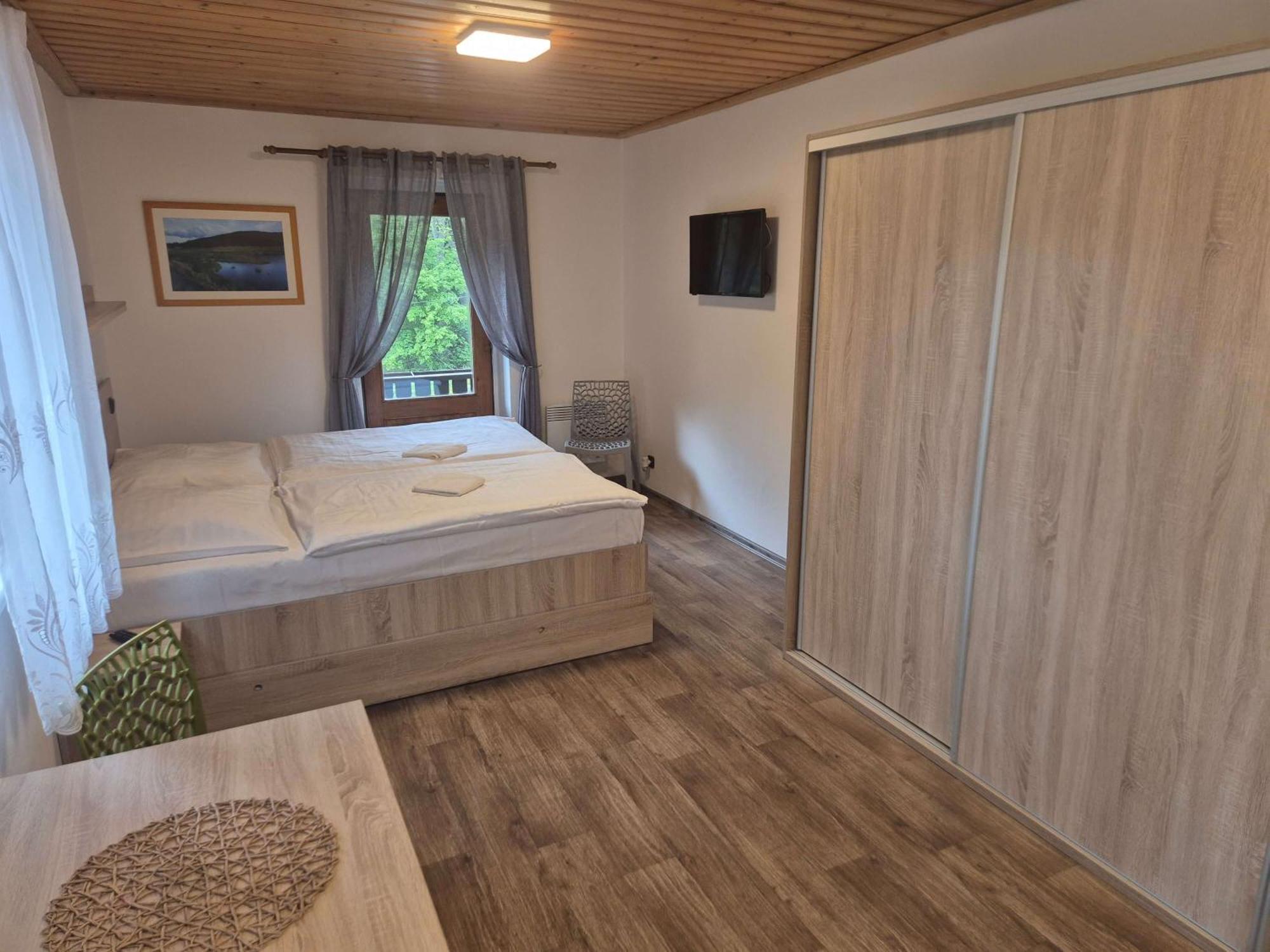 Penzion Hubert Mikulov v Krusnych Horach Exteriör bild